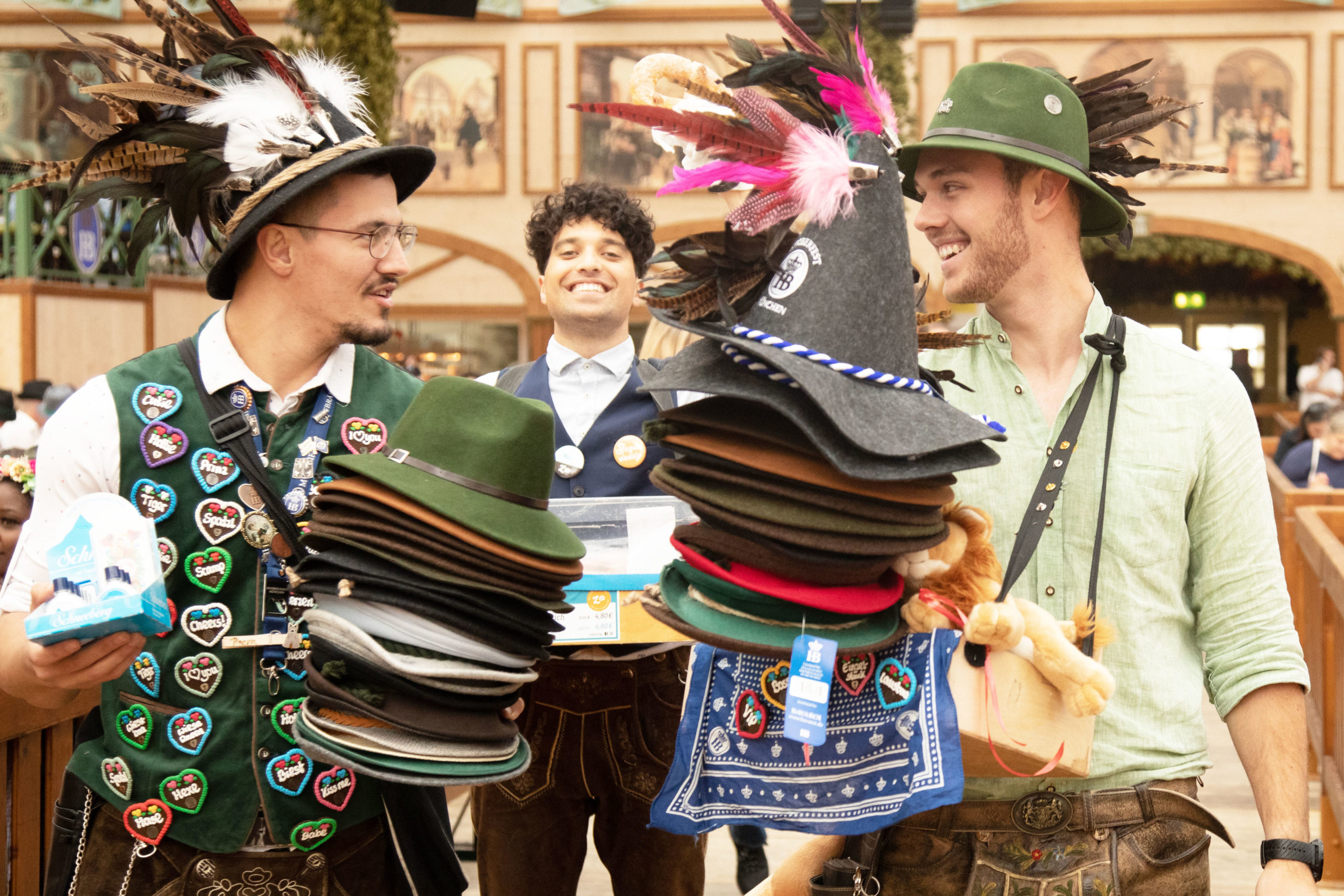 Souvenirverkäufer*innen mit tollen Souvenirs im Festzelt auf dem Oktoberfest