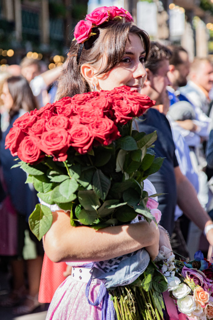 Der Job als Blumenverkäufer*in, ausgestattet mit Rosen